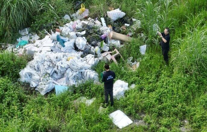 台東縣環保局運用無人機，突破空間限制，取締違法傾倒垃圾。（記者黃明堂翻攝）