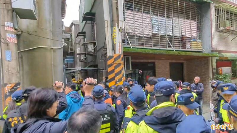 基隆市政府今天在暖暖區防火巷拆除違章建築，與在地居民爆發相關衝突。（記者陳奕劭攝）