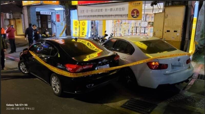 台北市南港研究院路一段有兩車衝撞進騎樓，波及路過一女，腿部骨折送醫。（記者姚岳宏翻攝）