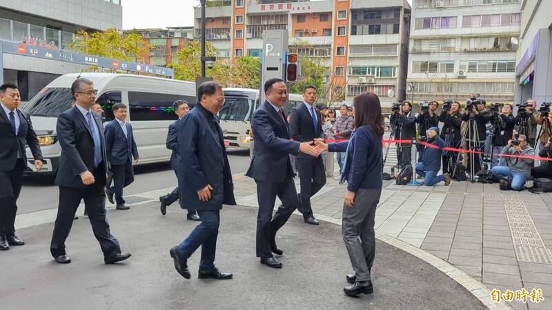 上海市副市長華源一行人約下午3點半抵達廣慈衛福大樓，北市副市長林奕華握手歡迎。（記者林承鴻攝）