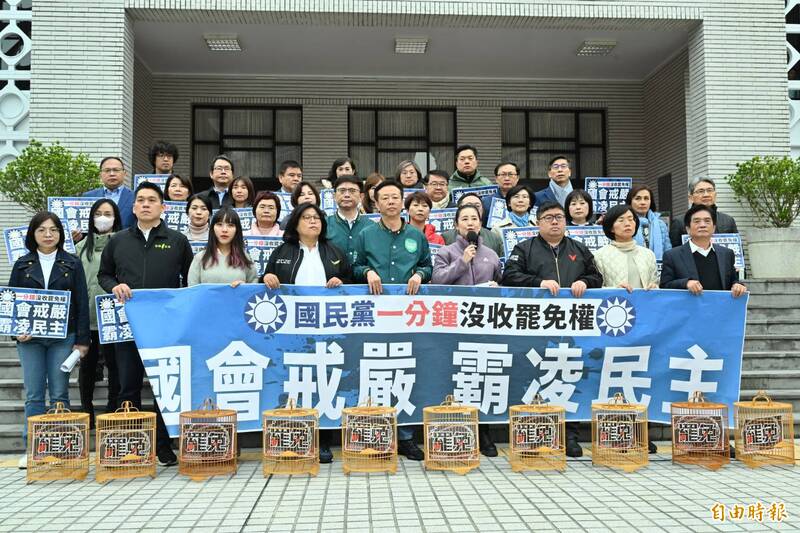 民進黨立院黨團全體成員於議場前召開「國會戒嚴 霸凌民主」記者會。（記者田裕華攝）