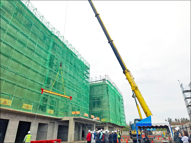 二○二一年底動土的澎湖惠民醫院重建工程，昨天舉行上樑大典，預計明年完工。惠民醫院在地服務已六十七年，院方打造醫療長照園區，重建工程面臨缺工、缺料、建材上漲的困境，缺口仍有近二．四億元，需要各界伸出援手。 （圖文：記者劉禹慶）