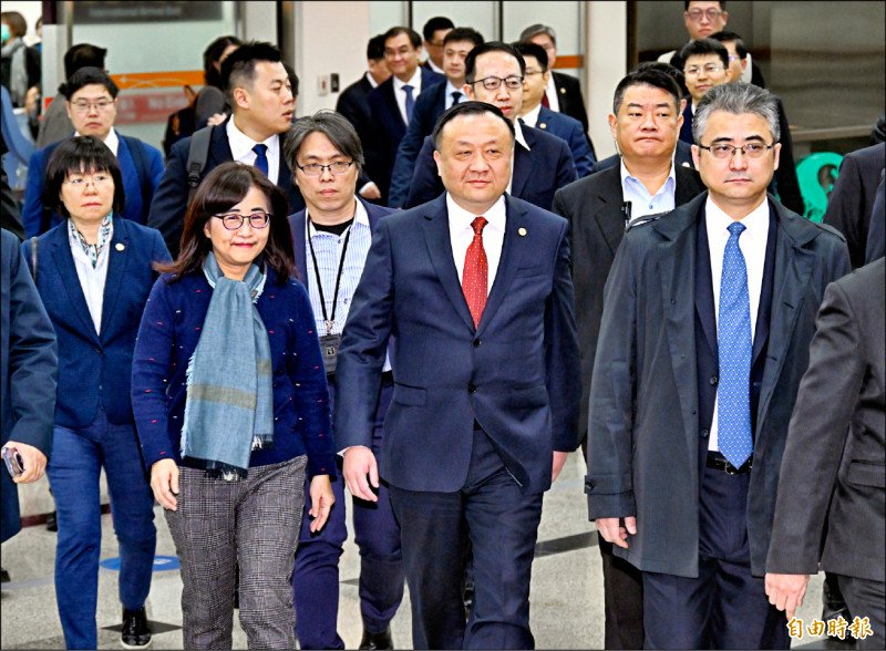 上海市副市長華源昨率團抵台參加雙城論壇，台北市副市長林奕華前往接機。（記者方賓照攝）