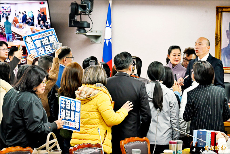 民進黨團立委向立法院長韓國瑜表達不滿並高舉標語抗議。（記者田裕華攝）