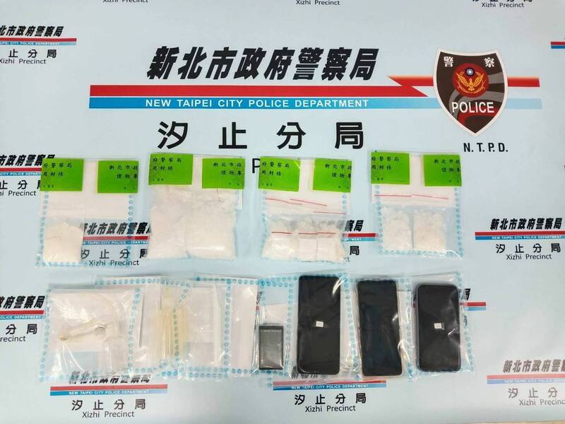 警方在現場查獲大量毒品。（記者吳昇儒翻攝）