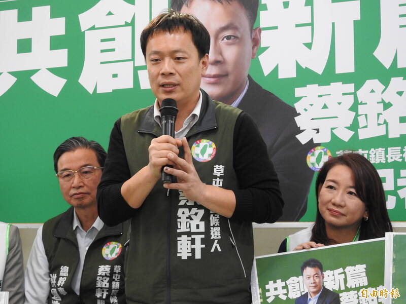 蔡銘軒強調他所提出的4大福利政策絕對可行，當選鎮長後一定說到做到。（記者佟振國攝）