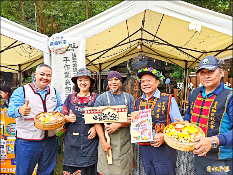 屏東縣來義鄉長莊景星（右二）發表來義鄉五大品牌遊程。（記者蔡宗憲攝）