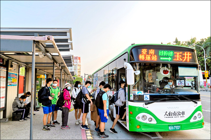 大台南公車「智慧等車」服務，即日起擴增四十五條路線。（南市府提供）