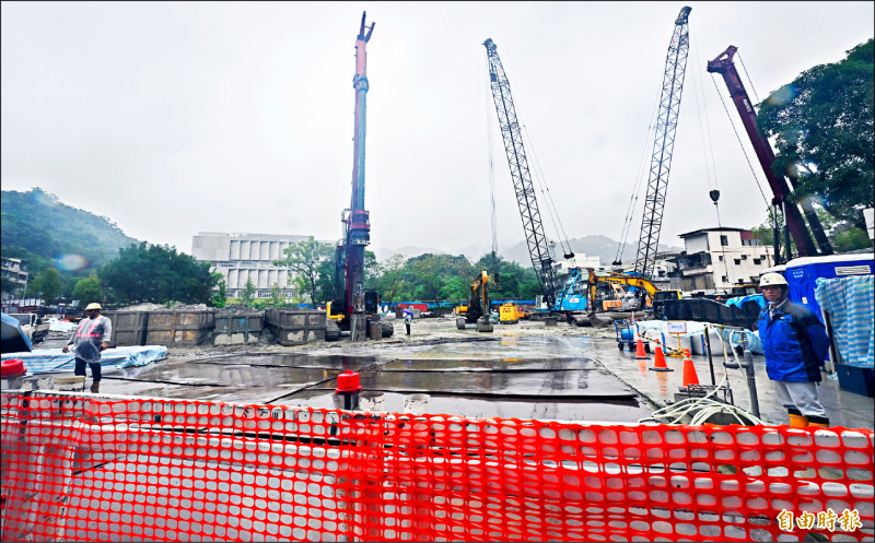 捷運環狀線南環段工程捷運政大站工程，衝擊木柵交通。（記者廖振輝攝）