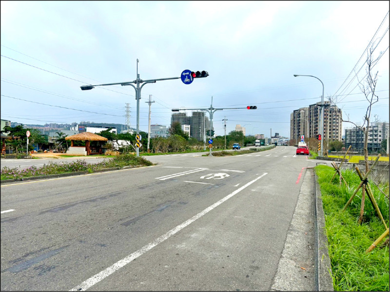 頭份中正北路車流量大，擬設偏心左轉道與庇護島。（陳光軒提供）