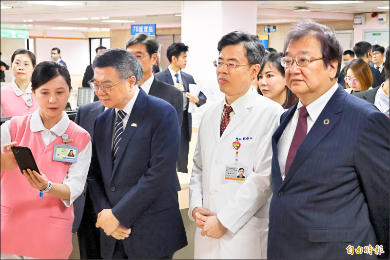 行政院長卓榮泰(左二)昨視察台北醫院,了解智慧醫療執行成果。(記者董冠怡攝) 行政院長卓榮泰(左二)昨視察台北醫院,了解智慧醫療執行成果。(記者董冠怡攝)