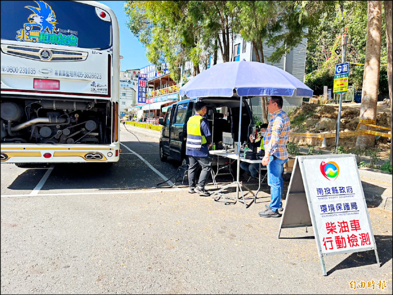 日月潭去年底劃為空氣品質維護區，並針對大型柴油車排氣不合格裁罰，今年已開罰1453件。（記者劉濱銓攝）