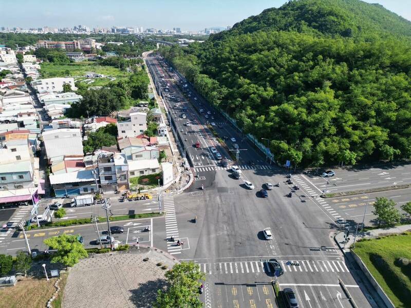 高雄左營翠華路拓寬工程，西側拓寬部分預計今天可全線通車。（工務局提供）