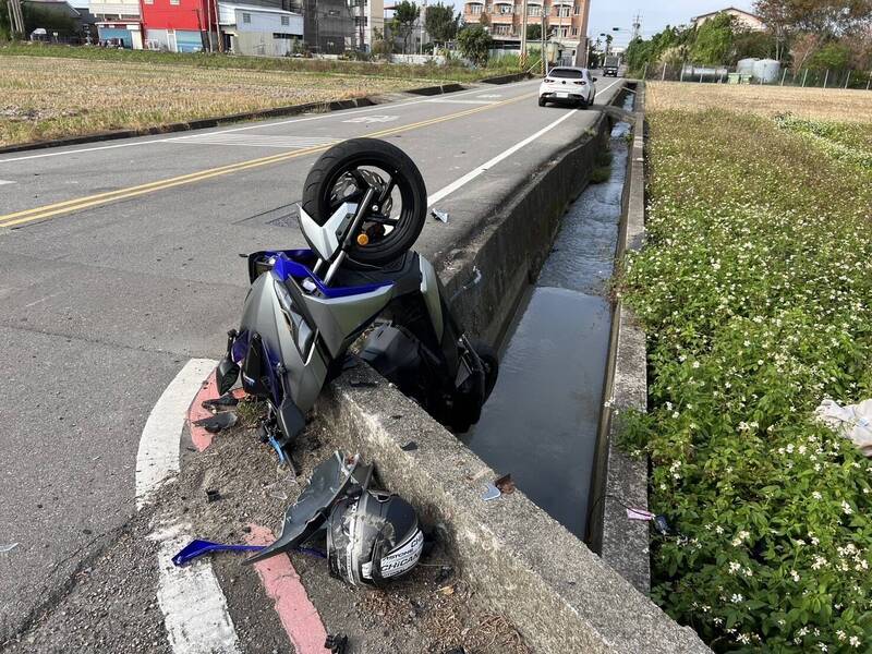 機車撞擊後，掛在圳溝旁。（圖由警方提供）