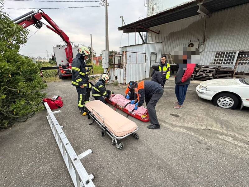 彰化老翁尿急不慎跌落大排，花壇警消聯手救出老翁。（民眾提供）