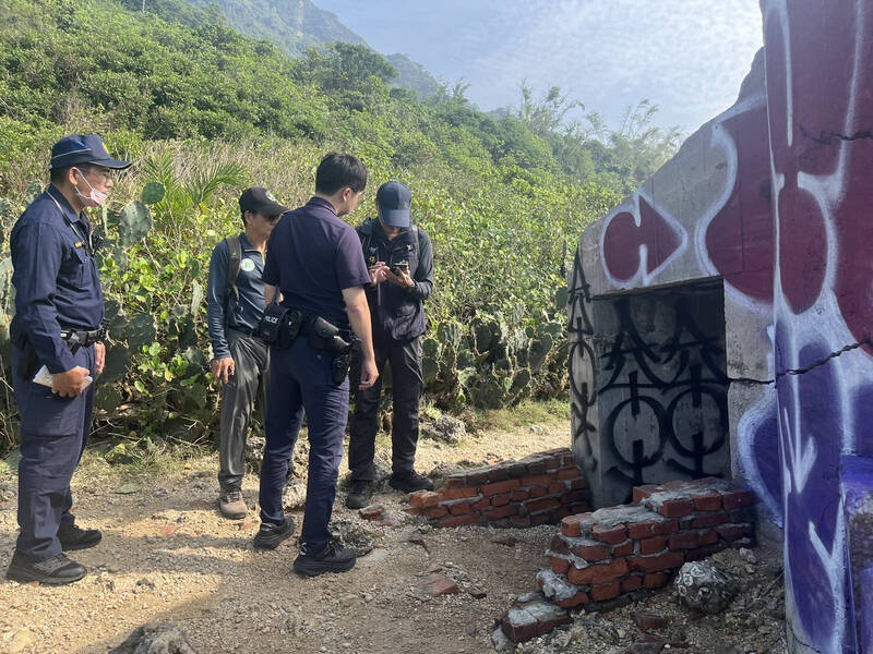 高雄柴山阿朗壹碉堡慘遭塗鴉，警遠赴桃園逮「噴漆人」2嫌。（圖由民眾提供）