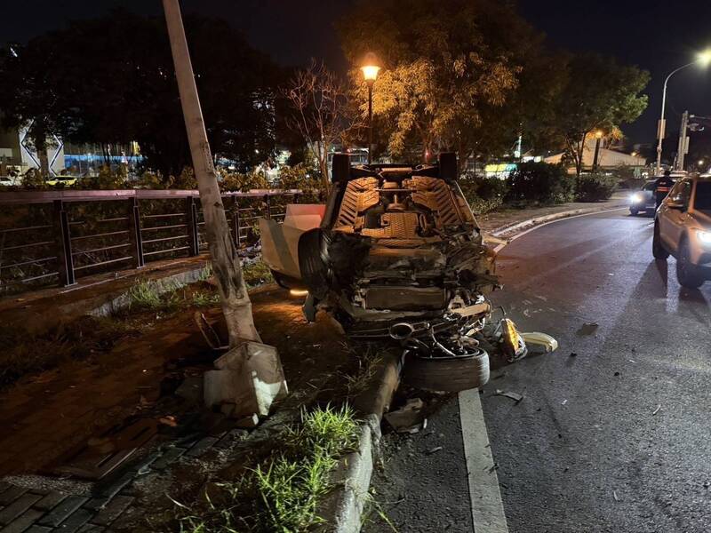 一輛賓士轎車昨晚行經斗六市城頂街，不明原因連撞11輛汽、機車後，四輪朝天翻覆在對向人行道上。（民眾提供）