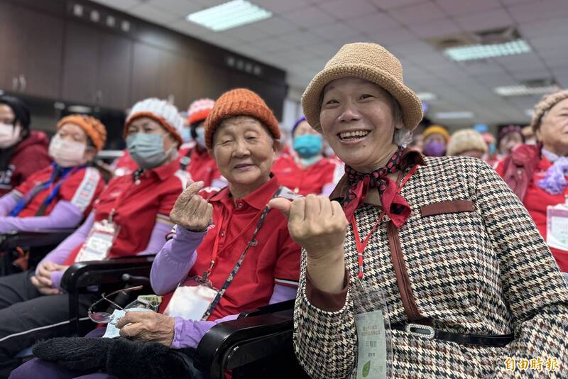 興安社區發展協會總幹事何敏蓉（右）說，92歲蔡阿嬤（左）7年來帶頭參與被選為模範生。（記者張軒哲攝）