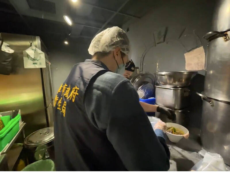 屏東一名大學生在網路上爆料在高雄某知名餐飲店吃完拉麵後，肚子痛醒連拉肚子7次，高雄市衛生局獲報稽查，令停業1天清消。（高雄市衛生局提供）