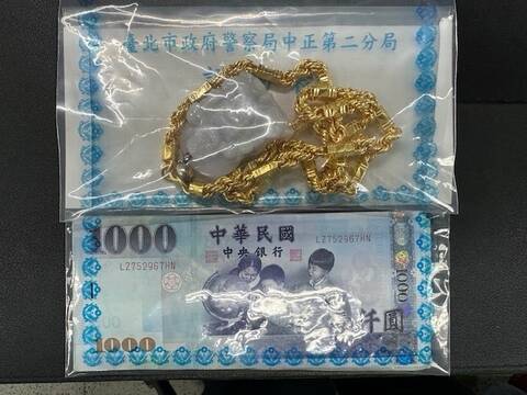 警方查扣不法所得與金項鍊。（記者王冠仁翻攝）