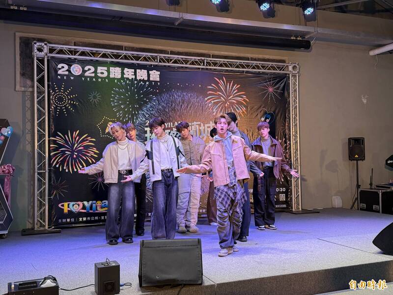 宜蘭市今年跨年晚會首度移師宜蘭運動公園舉行，邀請15組藝人連番登台，偶像團體原子少年2提前受邀於記者會暖場開唱。（記者王峻祺攝）