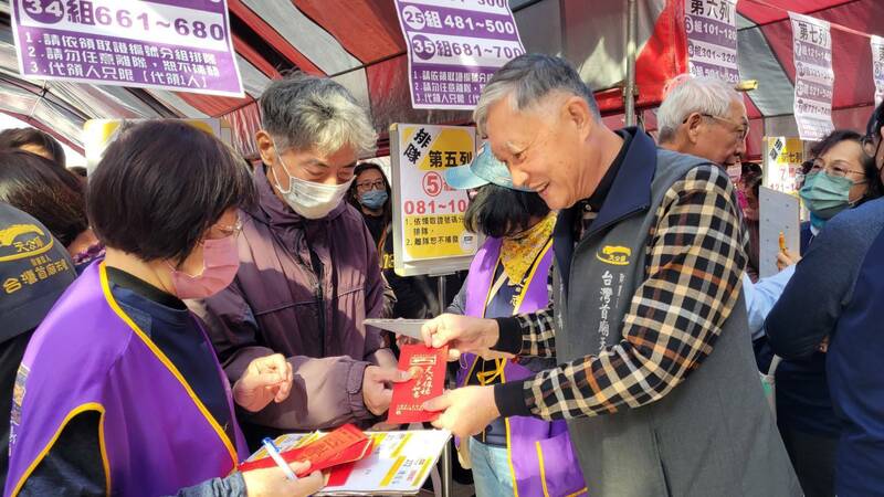 台南天壇董監事偕同各界人士於廟埕發放今年度自強戶慰問金，總金額計458萬餘元。（圖由台灣首廟天壇提供）（記者蔡文居攝）