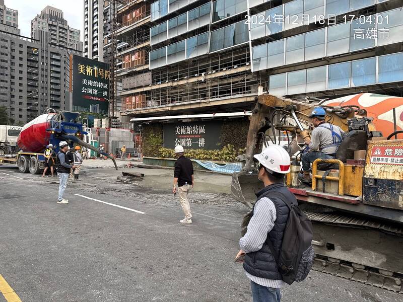 高雄鼓山區美術東二路一處建案的人行道，今天下午出現塌陷。（建管處提供）