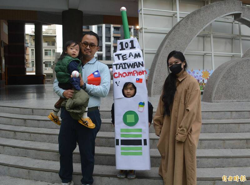 台中大里永隆國小今天舉辦「國際教育日」，一年級的吳現棠（中）和媽媽吳宛庭（右）開心台灣隊奪冠，合力做出101大樓。（記者陳建志攝）