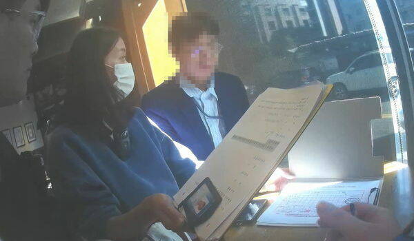 許振文（右）被女警逮捕，一臉茫然。（記者顏宏駿翻攝）