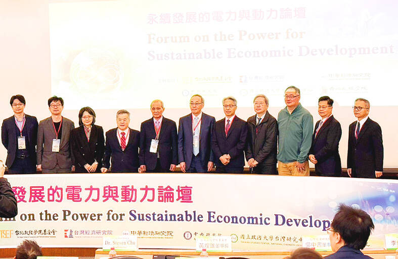 Former US Secretary of Energy Steven Chu speaks at the Forum on the Power for Sustainable Economic Development in Taipei yesterday.
Photo: CNA
Former US Secretary of Energy Steven Chu speaks at the Forum on the Power for Sustainable Economic Development in Taipei yesterday.
Photo: CNA
