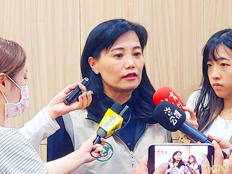 
Centers for Disease and Control Deputy Director-General Tseng Shu-hui speaks at a news conference in Taipei yesterday.
Photo: Lin Hui-chin, Taipei Times