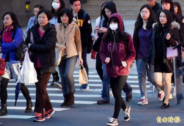 受大陸冷氣團影響，各地氣溫明顯偏低，氣象署今上午對北北基等7縣市發布低溫特報，提醒部分地區有可能出現持續10度左右或以下氣溫。（資料照）