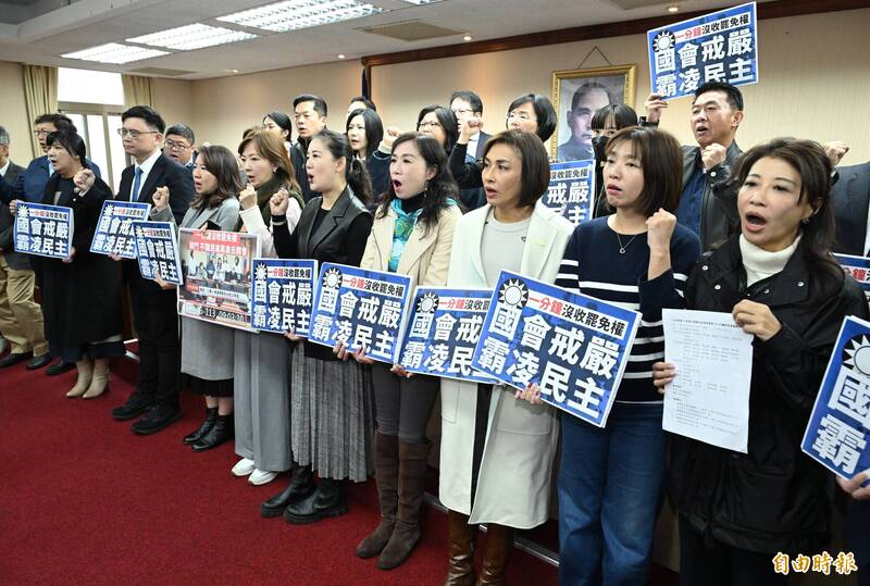 民進黨立委抗議藍營16日封鎖大門、1分鐘強過選罷法修正案，痛斥「國會戒嚴、霸凌民主」，反對確認議事錄。（記者廖振輝攝）