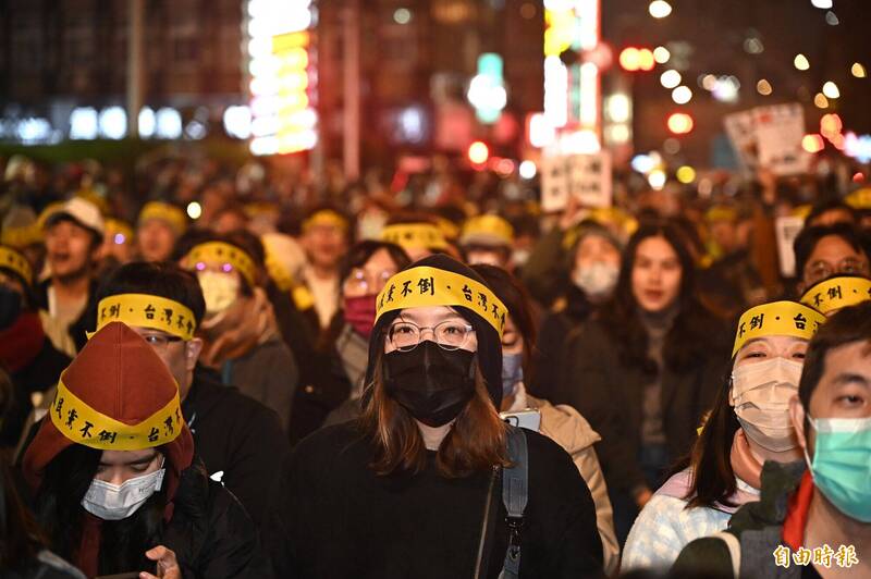 「冬季青鳥在台北,濫權立委究責會」今晚在國民黨中央黨部外舉行,民眾頭綁布條參加。(記者王藝菘攝) 「冬季青鳥在台北,濫權立委究責會」今晚在國民黨中央黨部外舉行,民眾頭綁布條參加。(記者王藝菘攝)