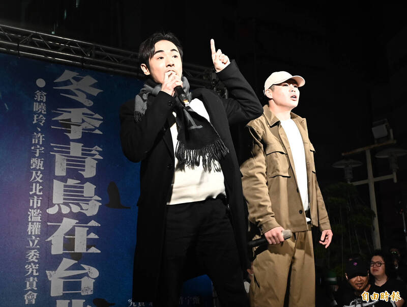 八炯(左)、閩南狼(右)站台。(記者王藝菘攝) 八炯(左)、閩南狼(右)站台。(記者王藝菘攝)
