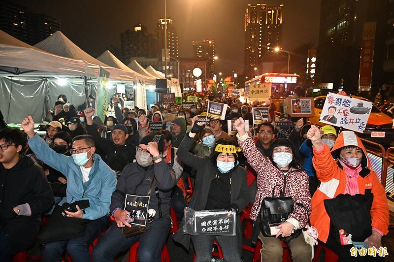 「冬季青鳥在台北,濫權立委究責會」今晚在國民黨中央黨部舉行,吸引大批民眾參加。(記者王藝菘攝) 「冬季青鳥在台北,濫權立委究責會」今晚在國民黨中央黨部舉行,吸引大批民眾參加。(記者王藝菘攝)