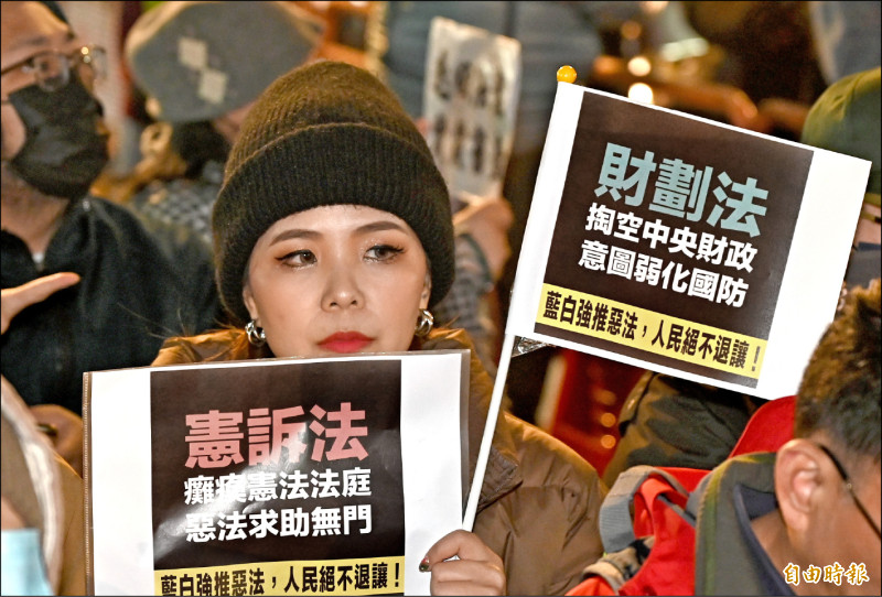 「冬季青鳥在台北」昨在國民黨中央黨部外舉行,民眾拿著各種海報參加活動。
(記者王藝菘攝) 「冬季青鳥在台北」昨在國民黨中央黨部外舉行,民眾拿著各種海報參加活動。
(記者王藝菘攝)