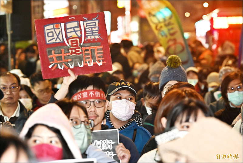 「冬季青鳥在台北」昨在國民黨中央黨部外舉行,民眾拿著各種海報參加活動。
(記者王藝菘攝) 「冬季青鳥在台北」昨在國民黨中央黨部外舉行,民眾拿著各種海報參加活動。
(記者王藝菘攝)