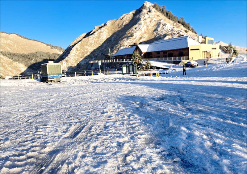 南投縣警方的合歡山流星雨交通勤務接連展開，元旦開始則雪季勤務登場，屆時下雪會依公路局公時段、路段進行管制或疏導。（資料照）