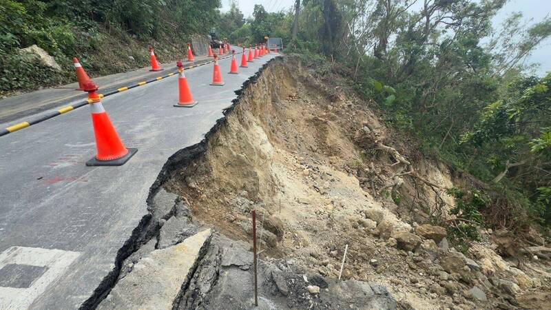 今年9、10月間颱風衍生強降雨，致使通往高雄柴山的柴山大路部分路段邊坡受損。（道工處提供）