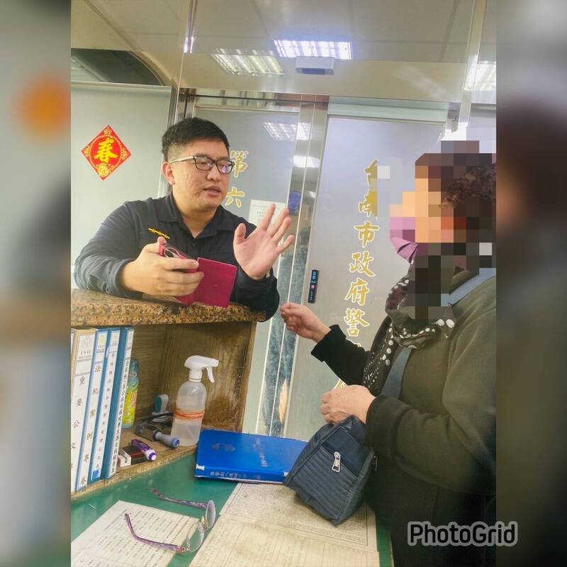 台南南區一名李姓女子（右者）到市警六分局報案指有台北檢警單位指她涉入案件，要她每天回報行蹤，員警很快識破這是詐騙伎倆，避免她遭到詐財。（圖：民眾提供）