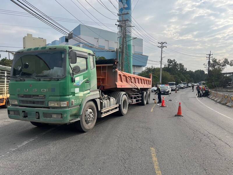 高雄市仁武區今天上午發生死亡車禍，警方獲報處理。（圖由民眾提供）