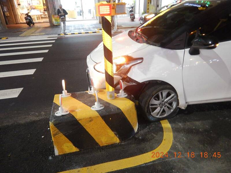 警方雖加裝爆閃燈，但昨夜仍有一輛轎車，撞上進化北路與學士路口的庇護島。（警方提供）