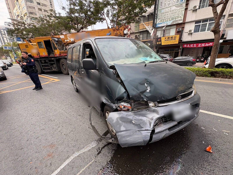 高雄4車連環追撞1人受傷送醫，4名駕駛未酒駕肇因待釐清。（圖由民眾提供）