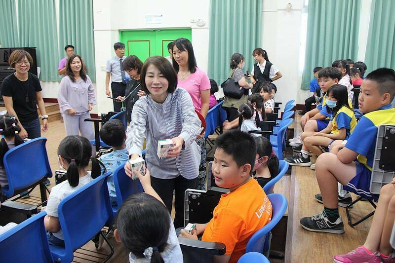 班班喝鮮乳中央喊停，屏東縣為學童營養將續辦。（資料照，屏縣府提供）