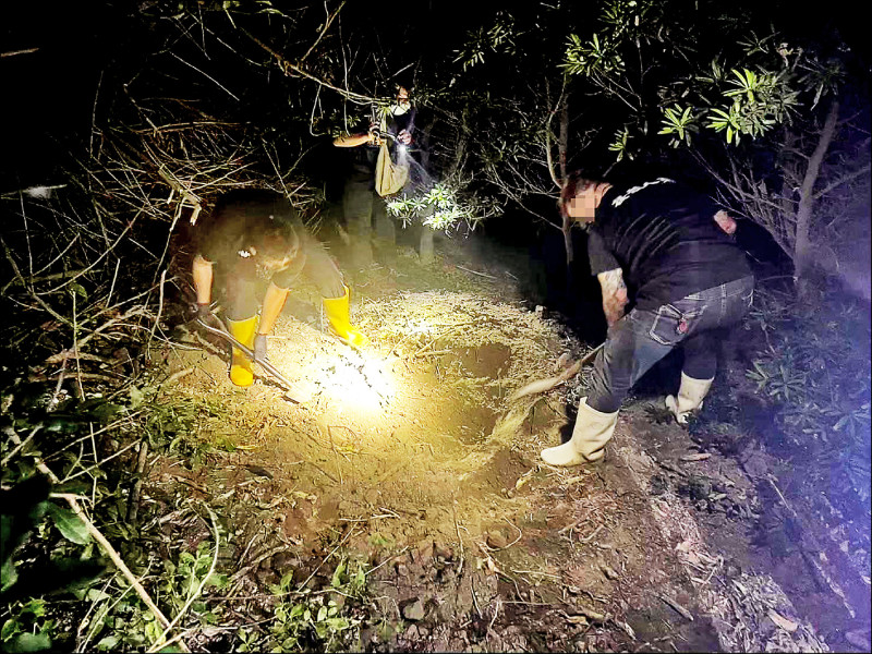 雲林傳出疑因應召站財務糾紛打死人棄屍案，警方獲報前往四湖某處田地旁找尋林男遺體。（中央社）