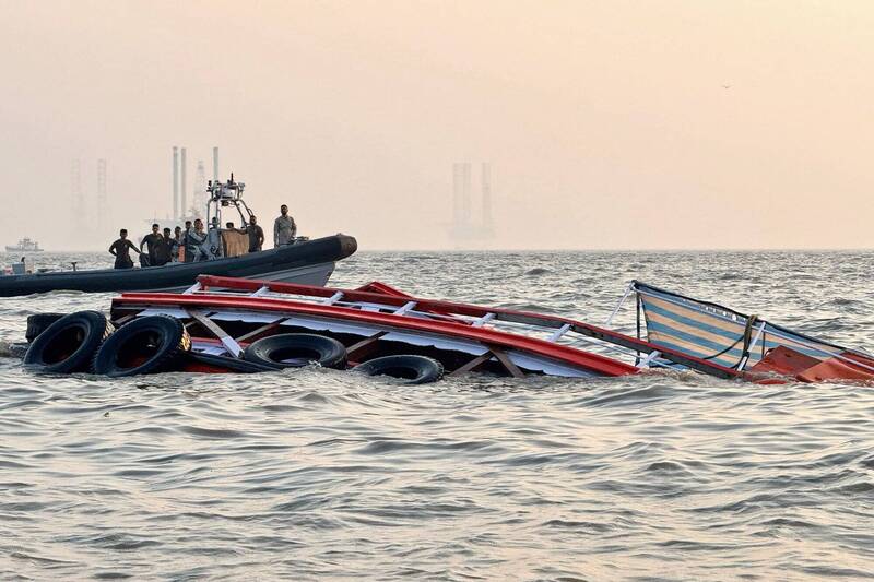 1艘印度海軍艦艇與另1艘載有100多名乘客的渡輪在孟買附近海域相撞，渡輪當場傾覆，造成至少13人死亡。（法新社）