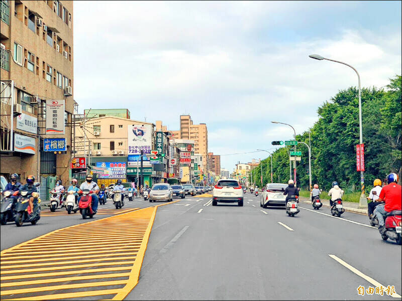 交通部指出，就混合車道與慢車道上限寬度部分，進行研議檢討，達成國內道路設計標準一致性原則，以保障用路人安全通行。 （資料照）