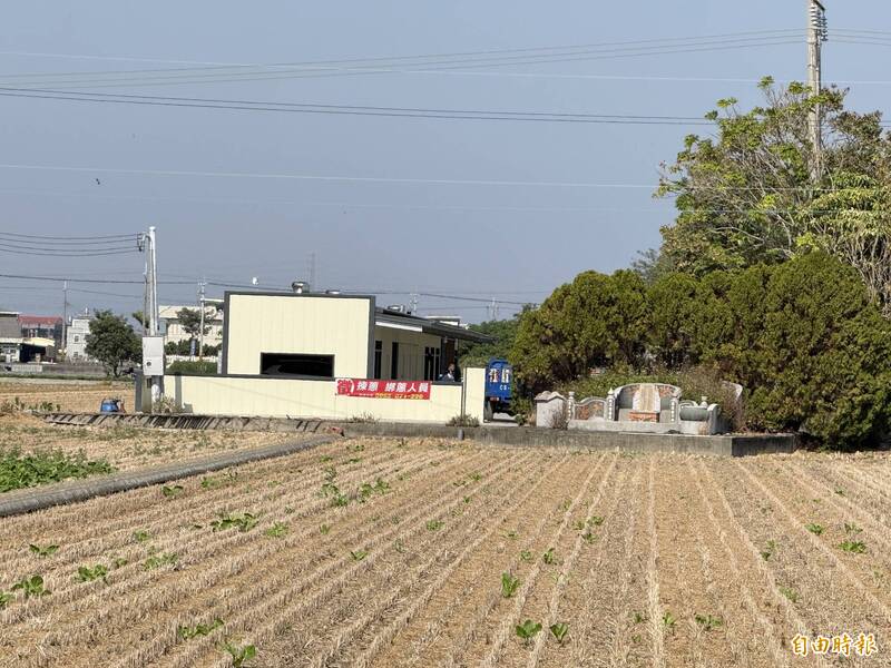 有業者計畫在西螺九龍公墓旁一處農地設置簡易殯儀館，因距離吳厝國小僅百餘公尺，地方強烈反對後停工，最近卻蓋鐵皮屋成為揀蔥場，村民憂心業者「暗度陳倉」。（記者黃淑莉攝）