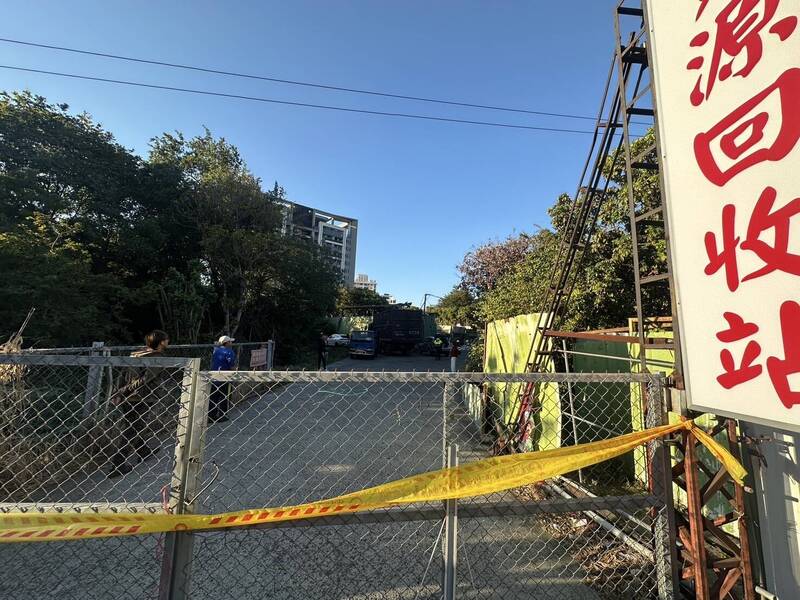 中市發生資源回收場（回收站）的怪手，撞死婦人的意外，警方封鎖現場蒐證。（記者張瑞楨翻攝）